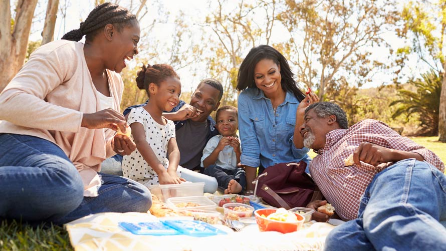 多代家庭一起在公园野餐
