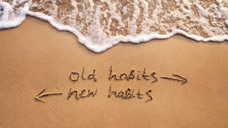 旧习惯vs新习惯，生活改变的概念写在沙子上