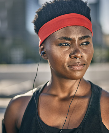 女跑步者戴着发带听音乐