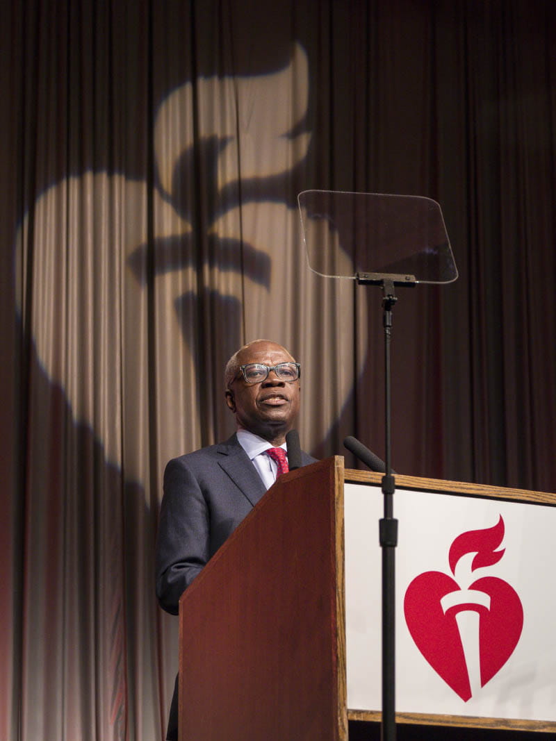 作为美国心脏协会主席，Ivor Benjamin博士在檀香山举行的2019年国际中风会议上向与会者发表讲话。本杰明与美国心脏协会的联系可以追溯到1997年，当时该组织为他提供了第一笔研究经费。(美国心脏协会)