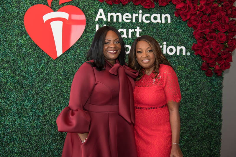 明星琼斯(右)和当时即将上任的美国心脏协会主席米歇尔·阿尔伯特博士，在洛杉矶举办的2022年女性红色连衣裙收集活动中，帮助美国心脏协会关注女性和心脏病。(美国心脏协会)