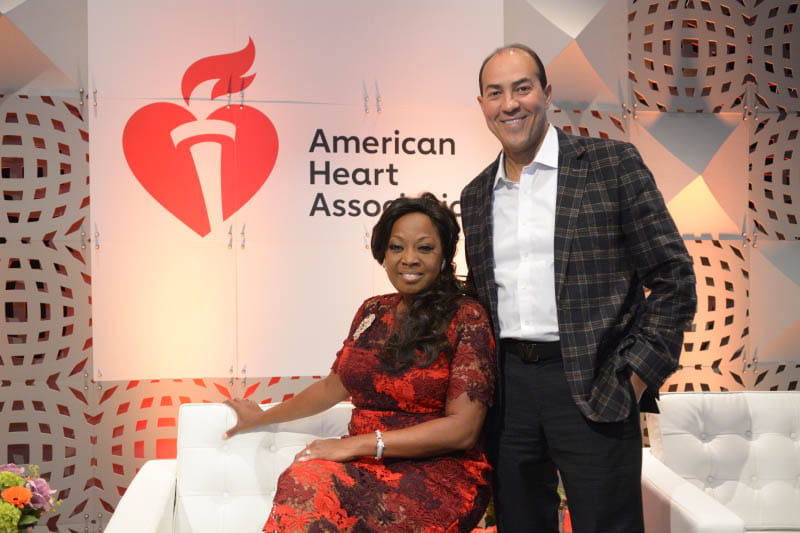 在2019年费城科学会议期间，Star Jones担任了一个由心脏病幸存者组成的小组的嘉宾主持人和主持人。活动结束后，她与丈夫里卡多·卢戈(Ricardo Lugo)合影。(美国心脏协会)