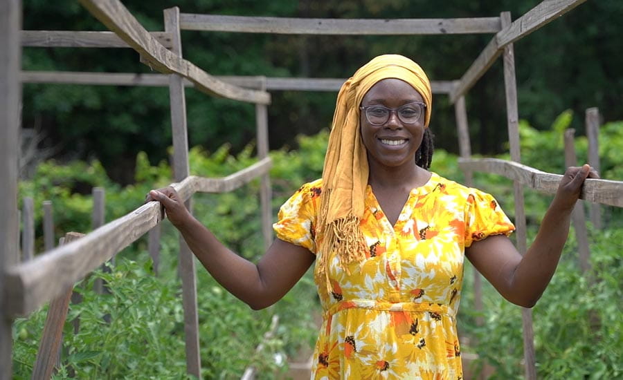 一个黑人妇女在社区花园微笑