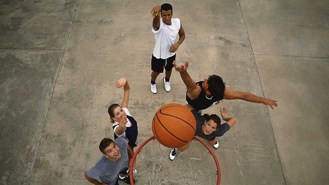 各种各样的朋友在户外打篮球