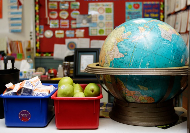 以地球仪为焦点的教室视图