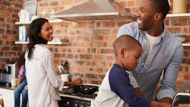 幸福的非洲裔美国家庭烹饪