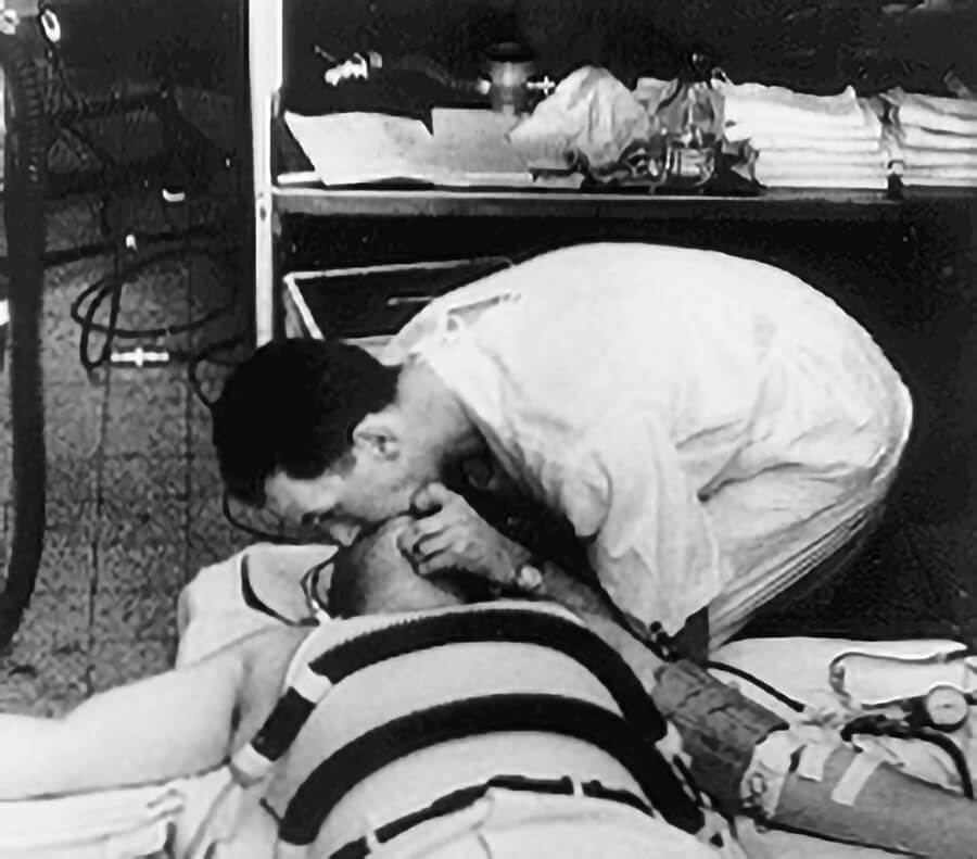 1956年，萨法尔医生在巴尔的摩进行口对口人工呼吸