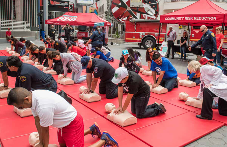 美国心脏协会的仅手CPR移动旅行访问缅因州南部