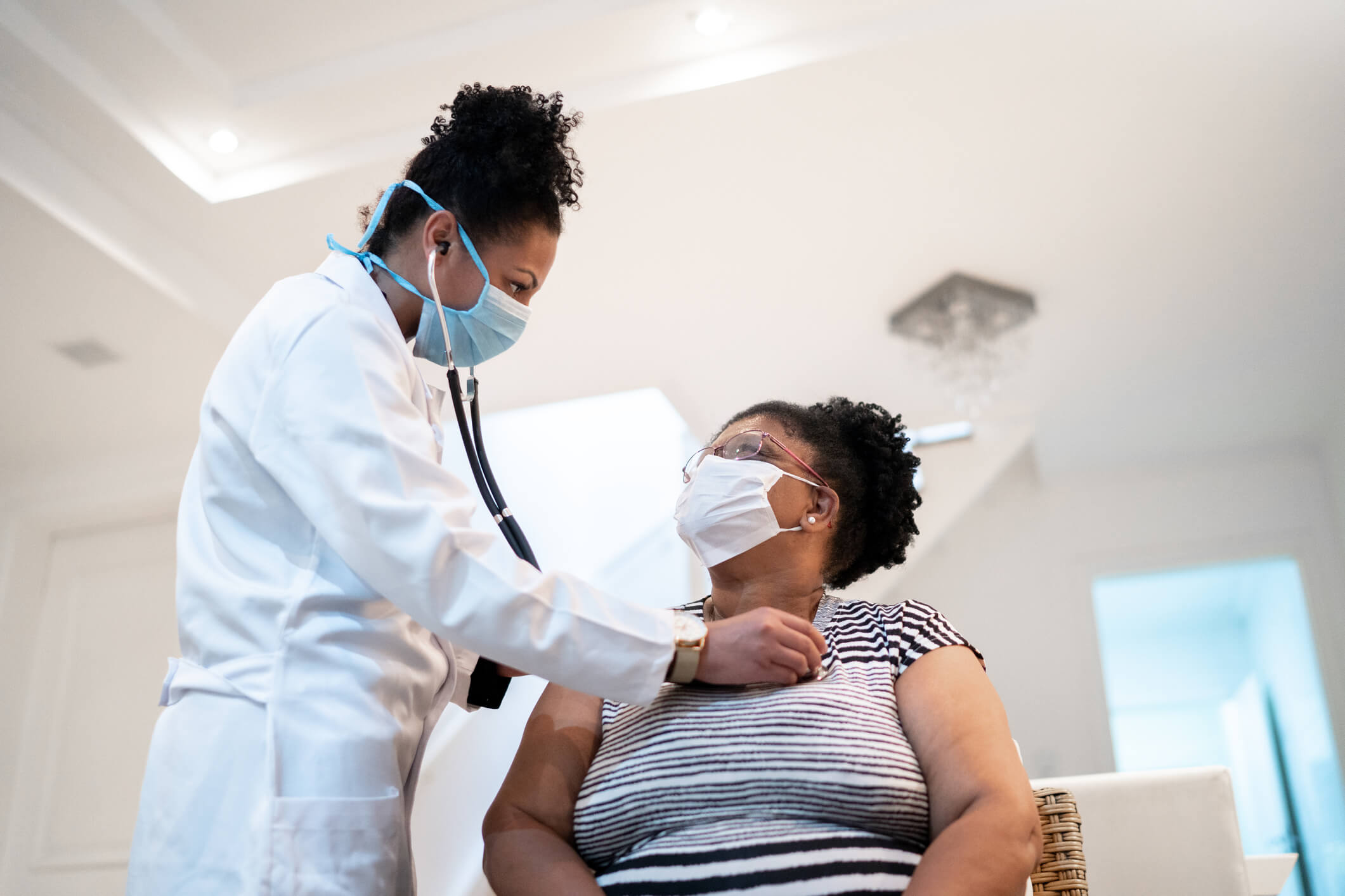 非裔美国医生为非裔美国女性病人使用听诊器