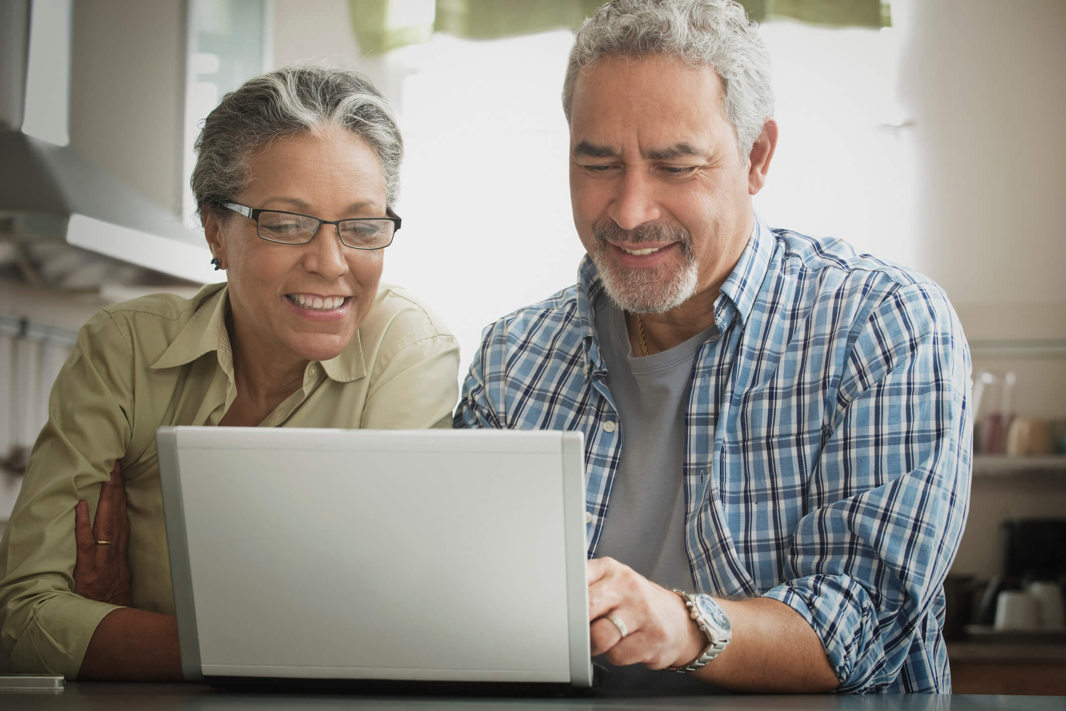 Hombre y mujer viendo una laptop