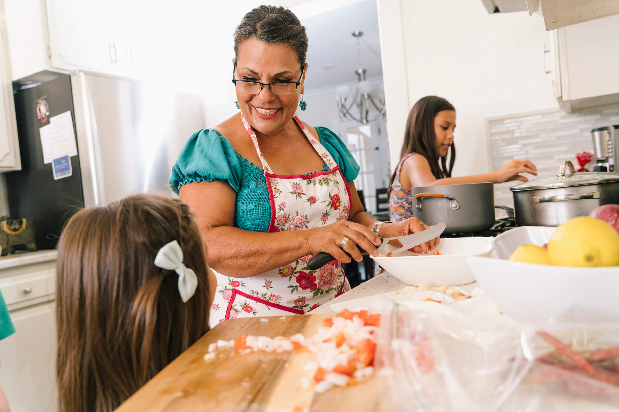 mujer cocinando comida saludable con niños
