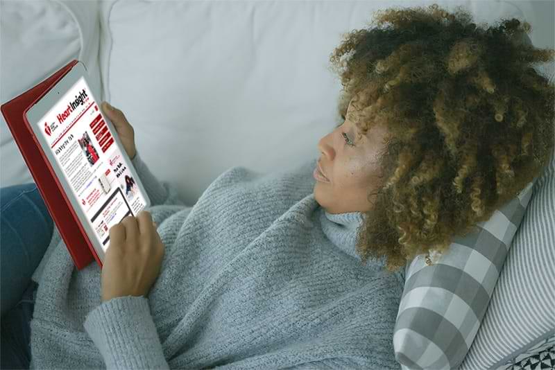 女人在平板电脑上阅读《心灵感悟》