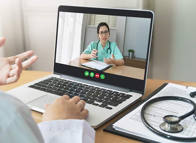 两位女医生通过在计算机上的电话会议讨论医学。