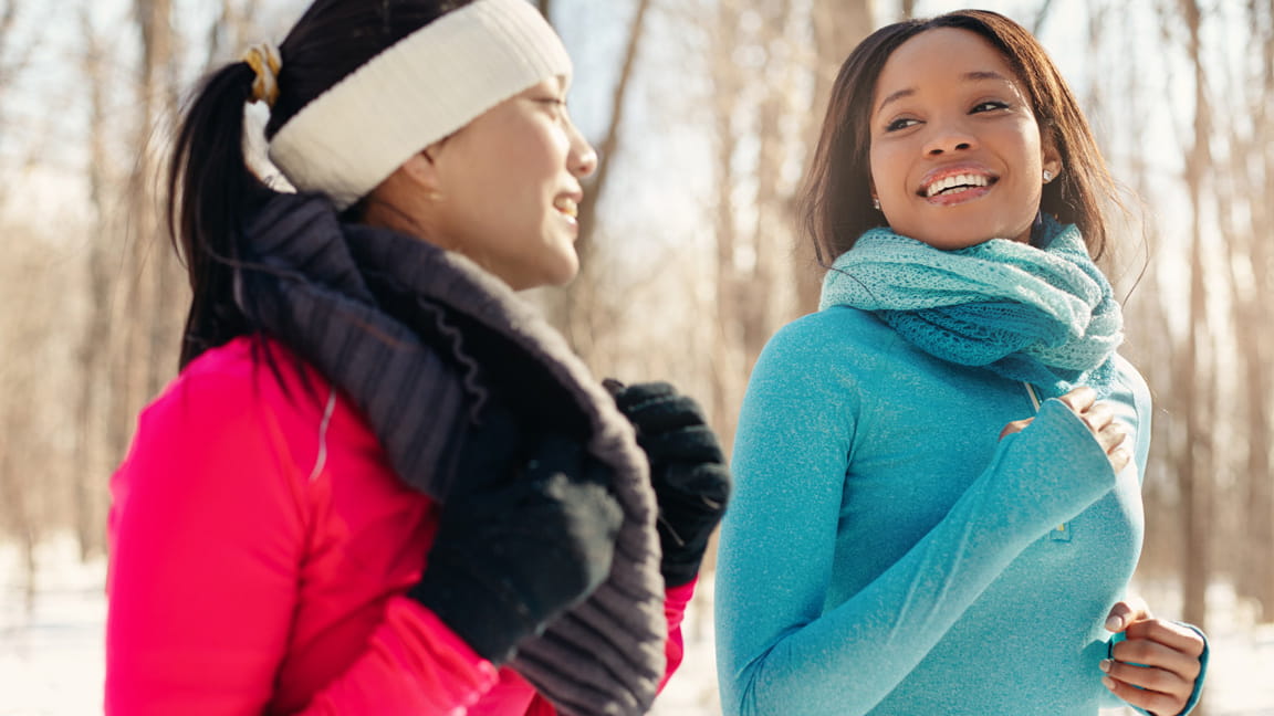 妇女们在寒冷的天气里在户外锻炼