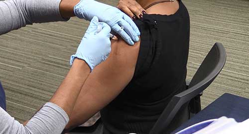 妇女接受流感疫苗注射