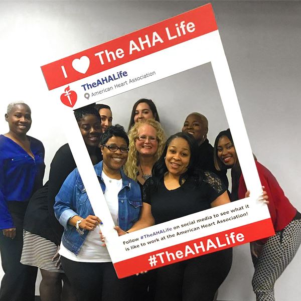 一群美国心脏协会的员工在社交媒体上拍照