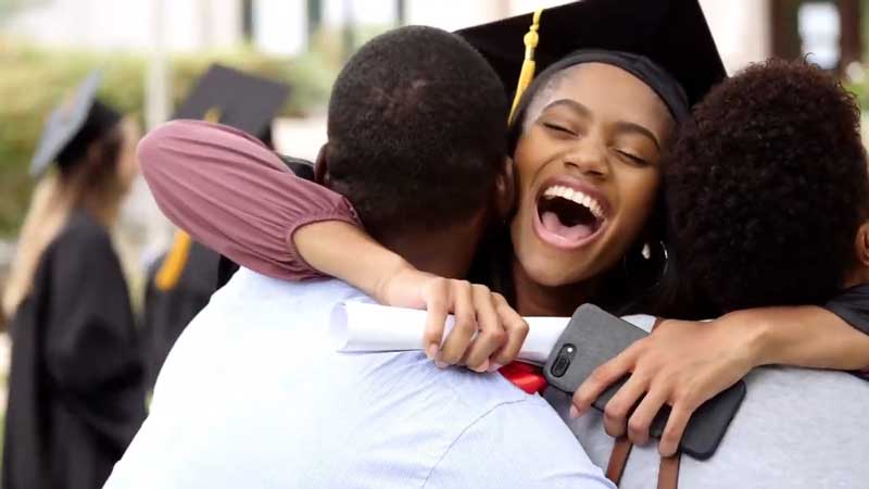 毕业生拥抱父母的视频