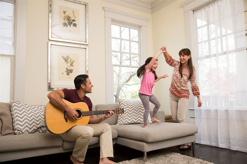 爸爸弹吉他，妈妈和女儿跳舞