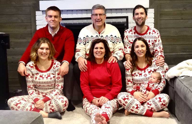 吉姆·亚伯拉罕和家人穿着圣诞睡衣
