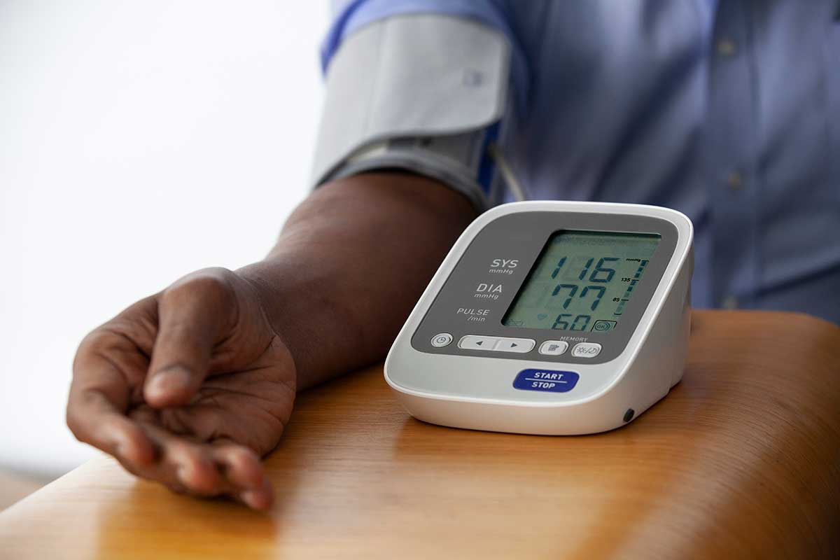 男性手臂测量血压的特写镜头