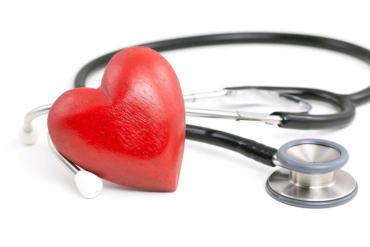 听诊器和装饰性心脏