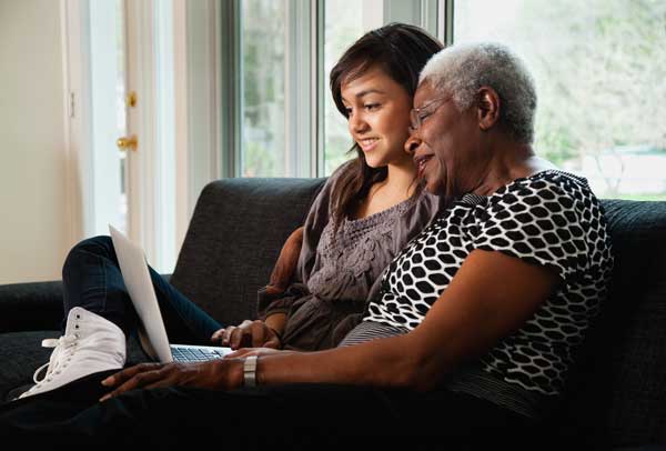 奶奶和孙女在笔记本电脑上研究
