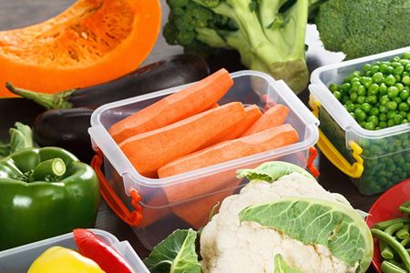 塑料容器中的蔬菜