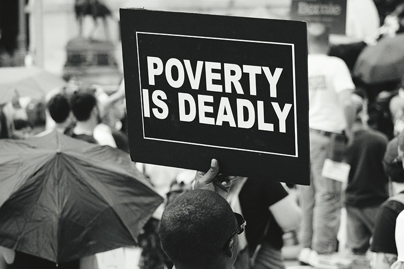人抱着贫穷是致命的标志