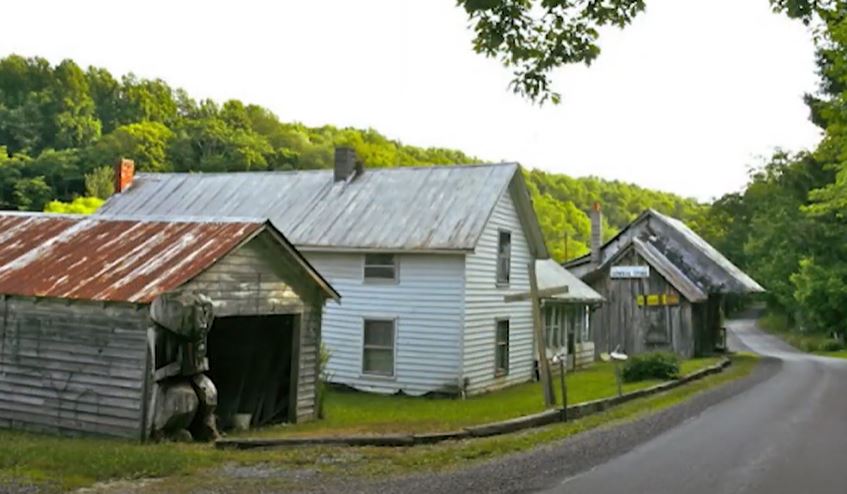 阿巴拉契亚公路上的房子和谷仓的照片