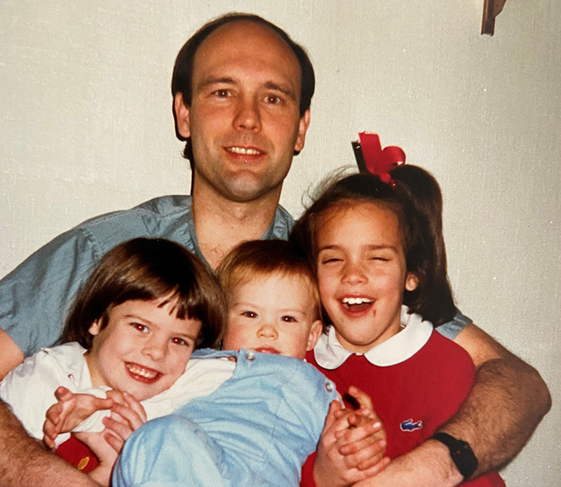 大卫·克利夫兰医生和他的三个孩子。(图片由约翰·克利夫兰医生提供)