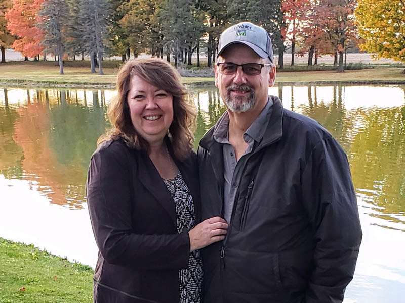 Mike Wigal(右)和他的妻子Kathy。(图片由Mike Wigal提供)